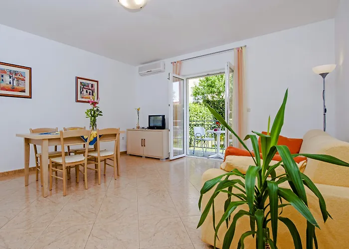 贝拉公寓酒店 罗维尼